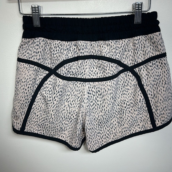 Lululemon Tracker Short III 4-way Stretch Dottie Dash Grain Black 4 - Picture 4 of 7